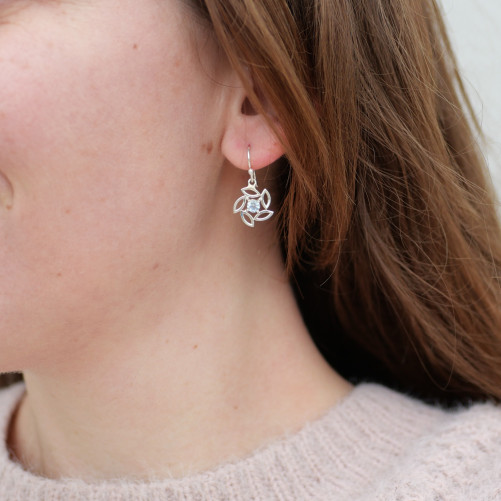 Petites boucles d'oreilles fleur argent et pierre Topaze bleue