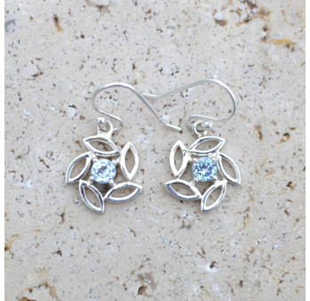 Petites boucles d'oreilles fleur argent et pierre Topaze bleue