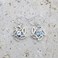 Petites boucles d'oreilles fleur argent et pierre Topaze bleue