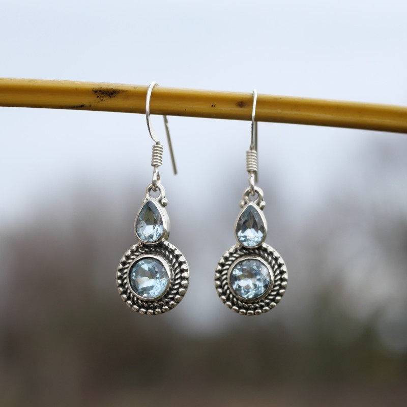 Petites boucles argent ciselé et 2 pierres Topaze bleue ronde