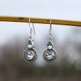 Petites boucles argent ciselé et 2 pierres Topaze bleue ronde