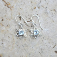 Petites boucles étoiles argent ajouré et pierre Topaze bleue