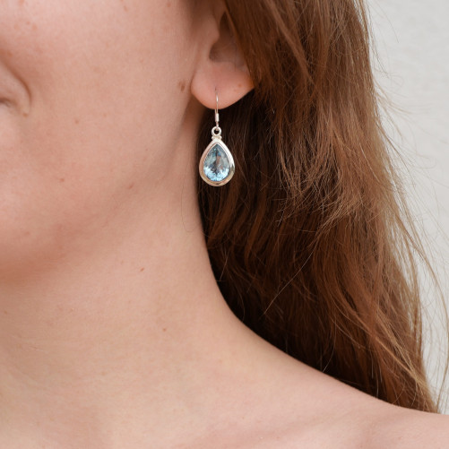 Boucles d'oreilles argent pierre facettée en Topaze bleue