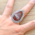 Grosse bague goutte en pierre Jaspe rouge et argent ciselé T55 Grosse bague goutte en pierre Jaspe rouge et argent ciselé T55