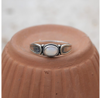 Bague fine en argent et petite pierre ovale Opale T54