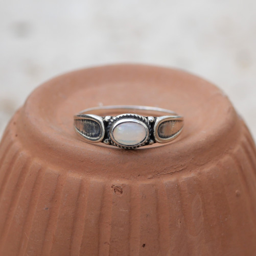 Bague fine en argent et petite pierre ovale Opale T54