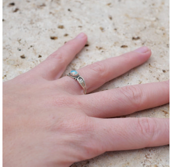 Bague fine en argent et petite pierre ovale Opale T54
