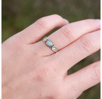 Bague fine en argent et petite pierre ovale Opale T54/59