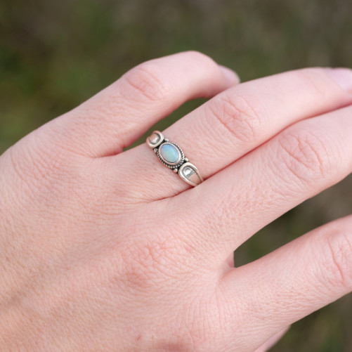 Bague fine en argent et petite pierre ovale Opale T54/59