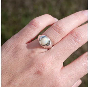 Bague chevalière fine et bombée en argent et pierre Opale T54