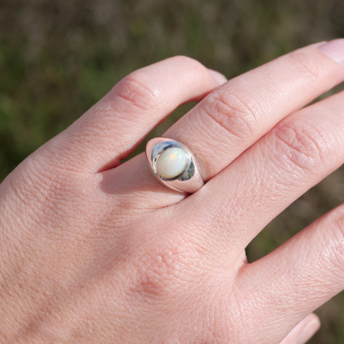 Bague chevalière fine et bombée en argent et pierre Opale T54
