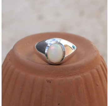 Bague chevalière fine et bombée en argent et pierre Opale T51