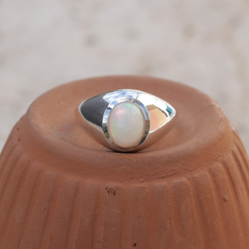 Bague chevalière fine et bombée en argent et pierre Opale T51