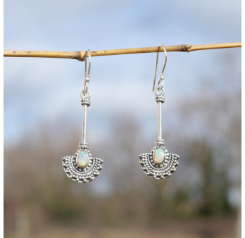Longues boucles argent ciselé pierre Opale d'Ethiopie