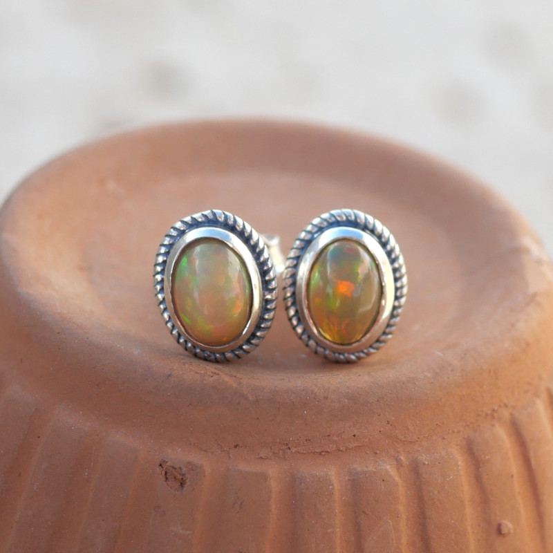 Boucles puces en argent et pierre ovale en Opale d'Ethiopie