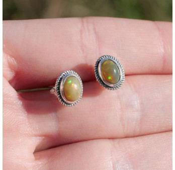 Boucles puces en argent et pierre ovale en Opale d'Ethiopie