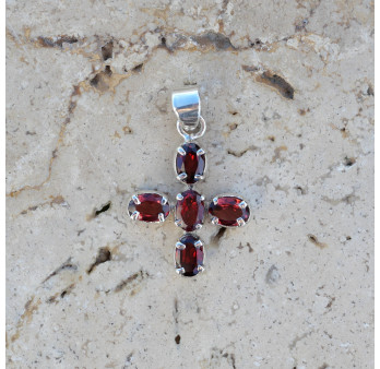 Petit pendentif argent en croix et 5 pierres griffées en Grenat