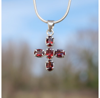 Petit pendentif argent en croix et 5 pierres griffées en Grenat
