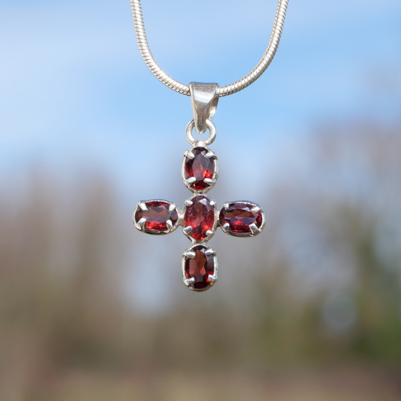 Petit pendentif argent en croix et 5 pierres griffées en Grenat
