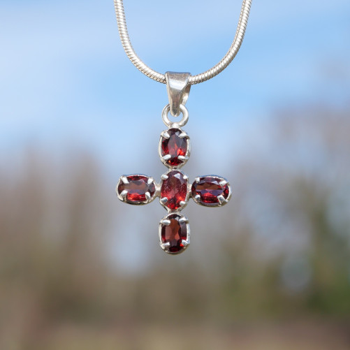 Petit pendentif argent en croix et 5 pierres griffées en Grenat