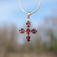 Petit pendentif argent en croix et 5 pierres griffées en Grenat