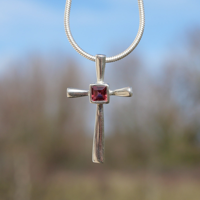 Petit pendentif croix fine argent pierre Grenat Petit pendentif croix fine argent pierre Grenat