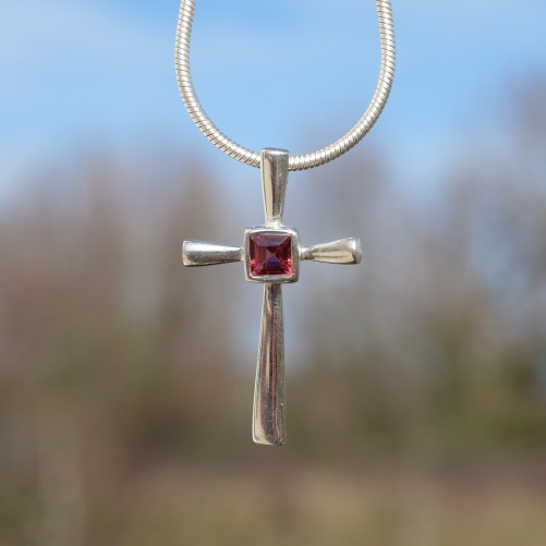 Petit pendentif croix fine argent pierre Grenat
