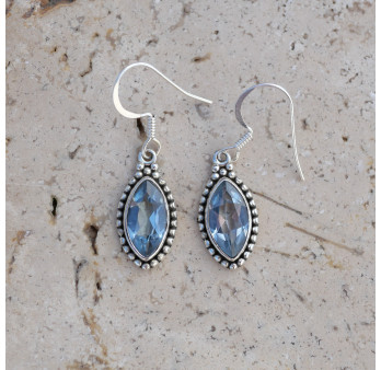 Boucles navettes argent ciselé et Topaze bleue