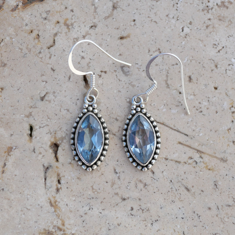 Boucles navettes argent ciselé et Topaze bleue