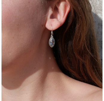 Boucles navettes argent ciselé et Topaze bleue