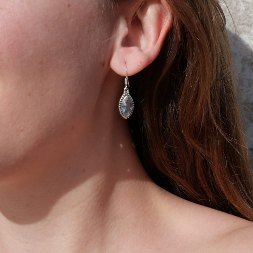Boucles navettes argent ciselé et Topaze bleue