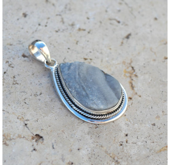 Pendentif goutte en argent strié et Calcédoine cristallisée
