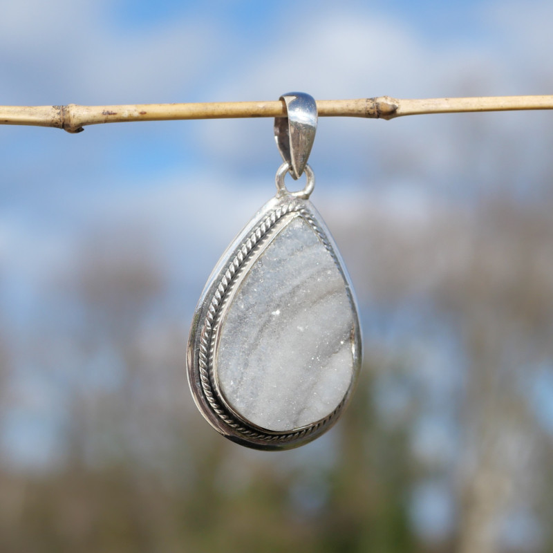 Pendentif goutte en argent strié et Calcédoine cristallisée