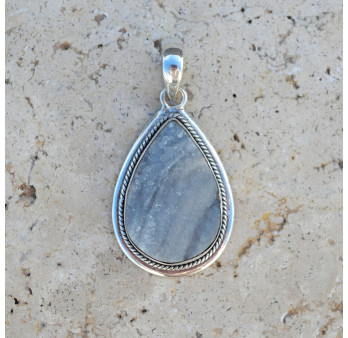 Pendentif goutte en argent strié et Calcédoine cristallisée