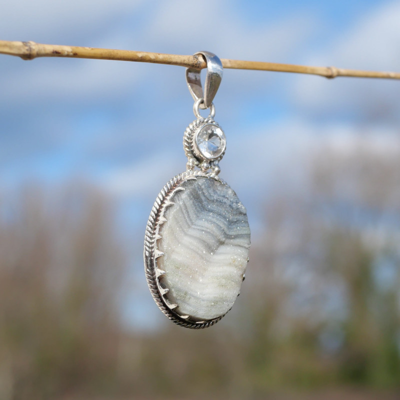 Pendentif argent strié et pierres Calcédoine cristallisée et Cristal de roche