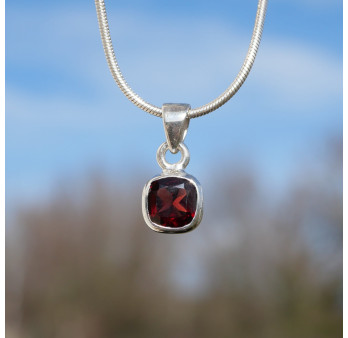 Petit pendentif carré pierre facettée Grenat et argent