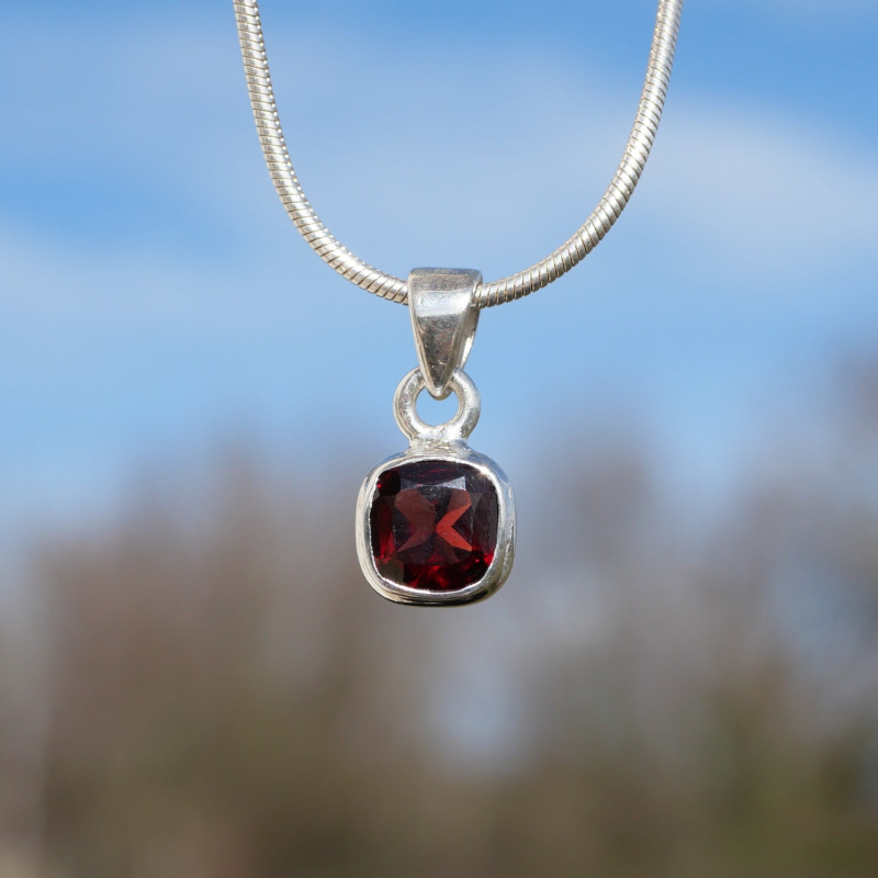 Petit pendentif carré pierre facettée Grenat et argent