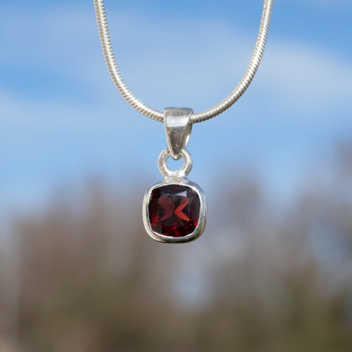 Petit pendentif carré pierre facettée Grenat et argent