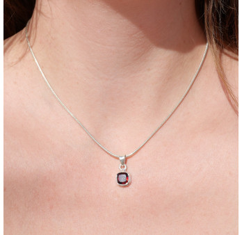 Petit pendentif carré pierre facettée Grenat et argent