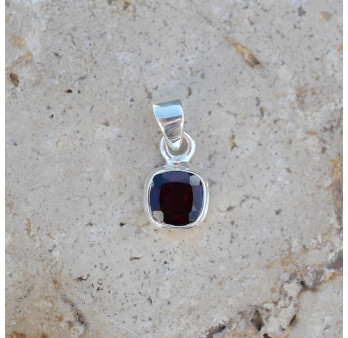 Petit pendentif carré pierre facettée Grenat et argent