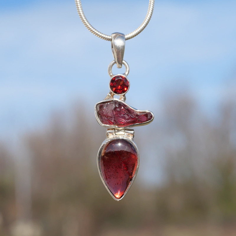 Pendentif en argent et 3 pierres naturelles Grenat Pendentif en argent et 3 pierres naturelles Grenat