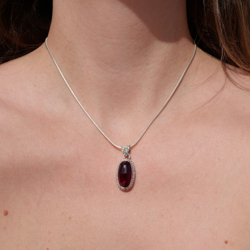 Pendentif ovale en argent ciselé et pierre Grenat
