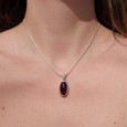 Pendentif ovale en argent ciselé et pierre Grenat