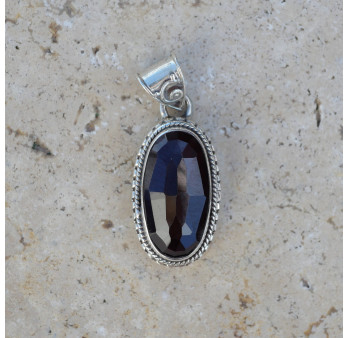 Pendentif ovale en argent ciselé et pierre Grenat