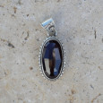 Pendentif ovale en argent ciselé et pierre Grenat