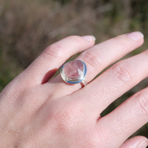 Bague goutte pierre facettée en Quartz strawberry monture double argent T53