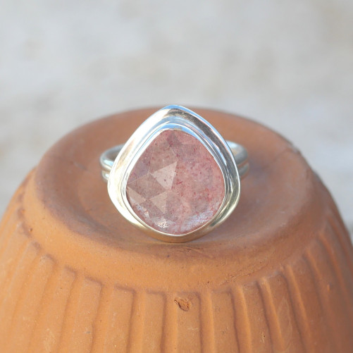 Bague goutte pierre facettée en Quartz strawberry monture double argent T53