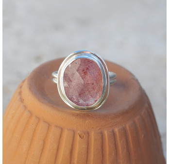 Bague ovale pierre facettée en Quartz strawberry monture double argent T55