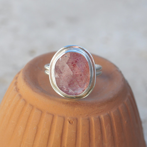 Bague ovale pierre facettée en Quartz strawberry monture double argent T55