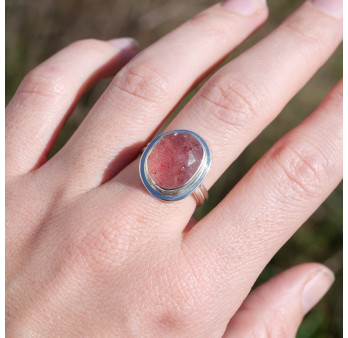 Bague ovale pierre facettée en Quartz strawberry monture double argent T55